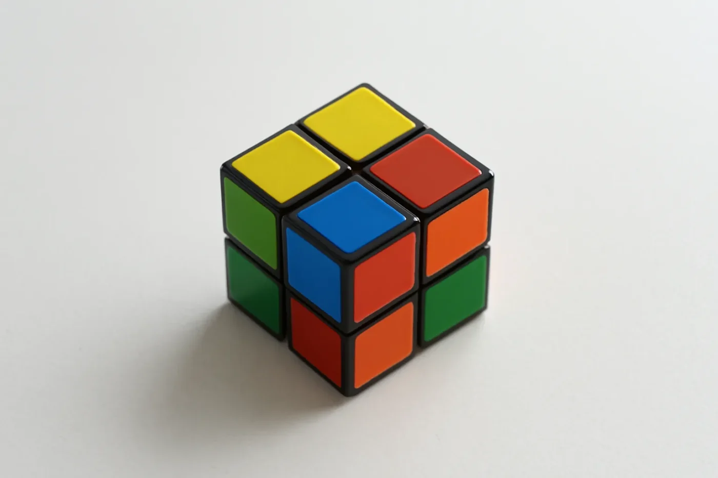 Hình ảnh rubik 2x2 nhỏ gọn chụp từ trên xuống