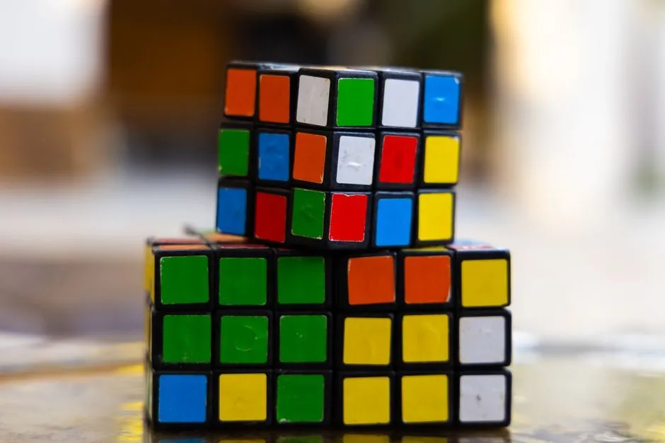 Hình ảnh rubik 4x4 với nhiều ô vuông màu sắc