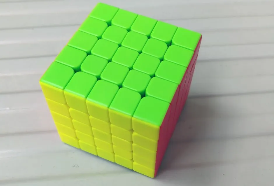 Hình ảnh rubik 5x5 chụp cận cảnh chi tiết các ô màu