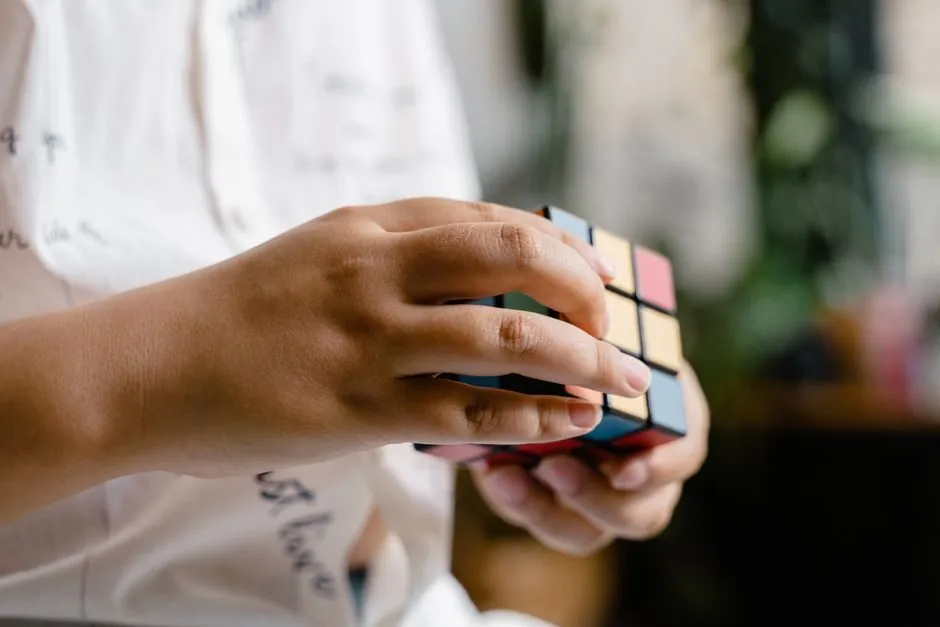 Hình ảnh tay người đang xoay khối rubik