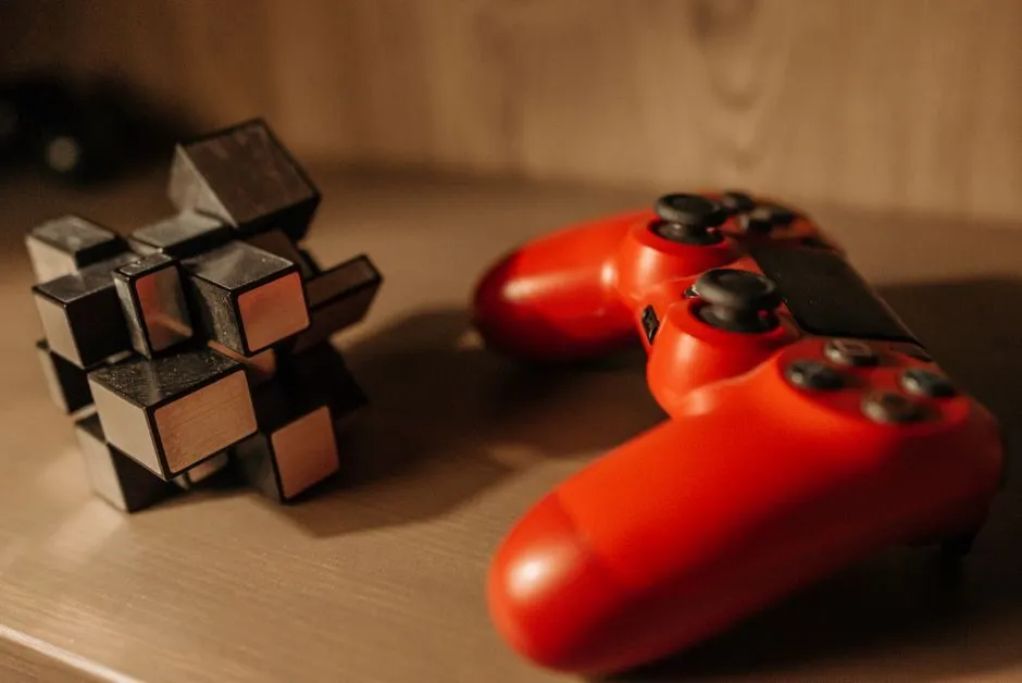 Hình ảnh rubik đặt cạnh các món đồ chơi khác trên kệ