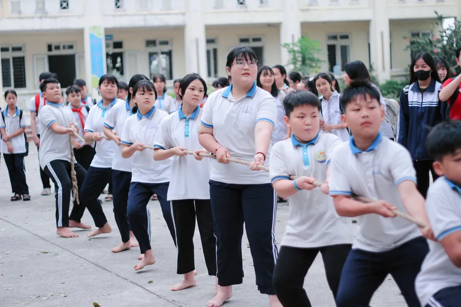 Hình ảnh trò chơi kéo co trong lễ hội làng Việt Nam