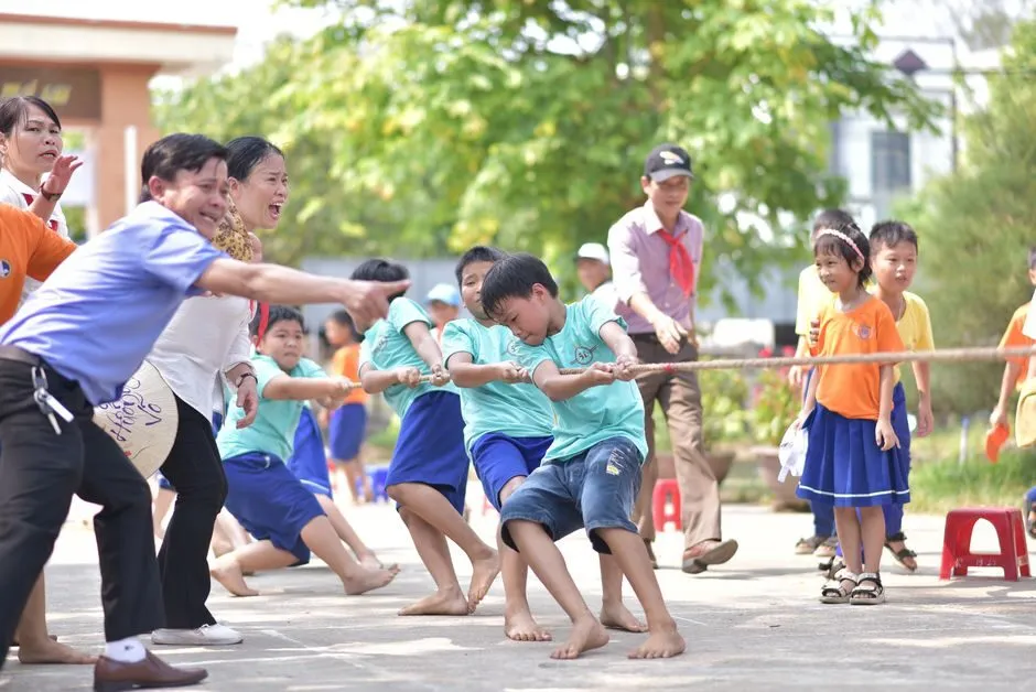 Trẻ mầm non chơi kéo co ngoài sân trường