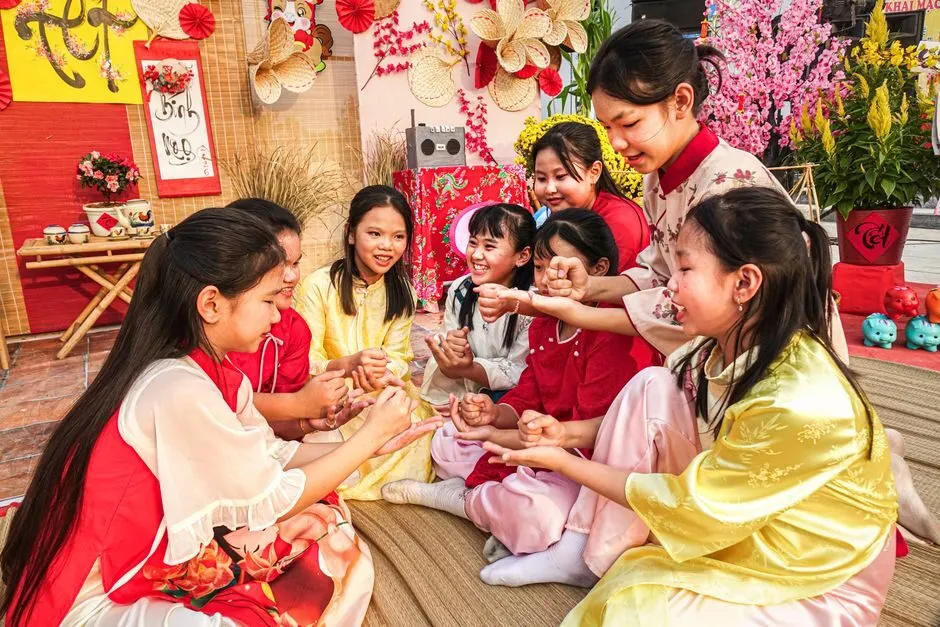 Trẻ mầm non chơi chùm nụm xếp tay theo nhịp