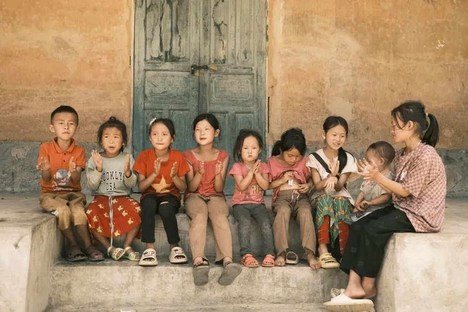 Trẻ mầm non ngồi vòng tròn chơi chi chi chành chành